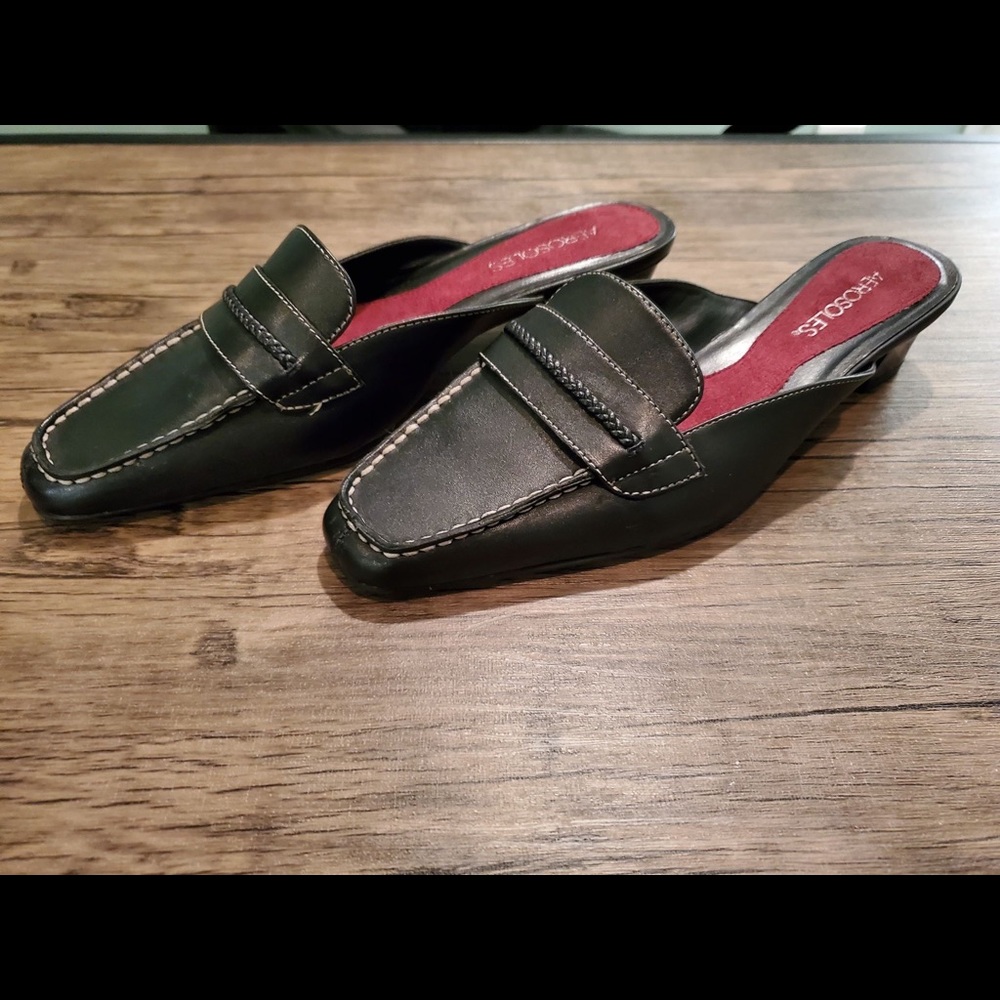 Woman’s CUTE shoes.